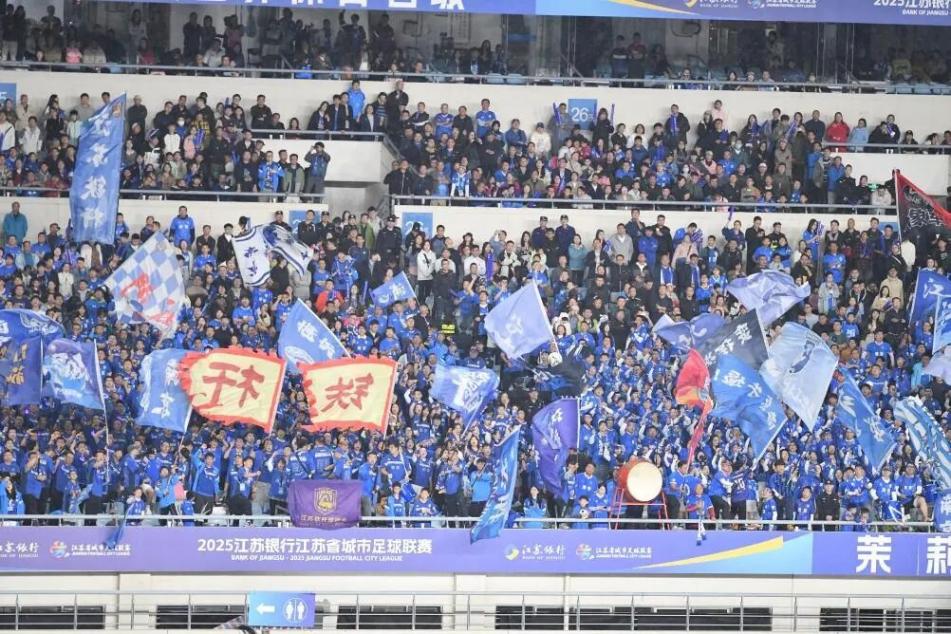 泰州點(diǎn)球戰(zhàn)4:3南通!歷史性?shī)Z首屆蘇超冠軍 !62329人觀戰(zhàn)再創(chuàng)紀(jì)錄