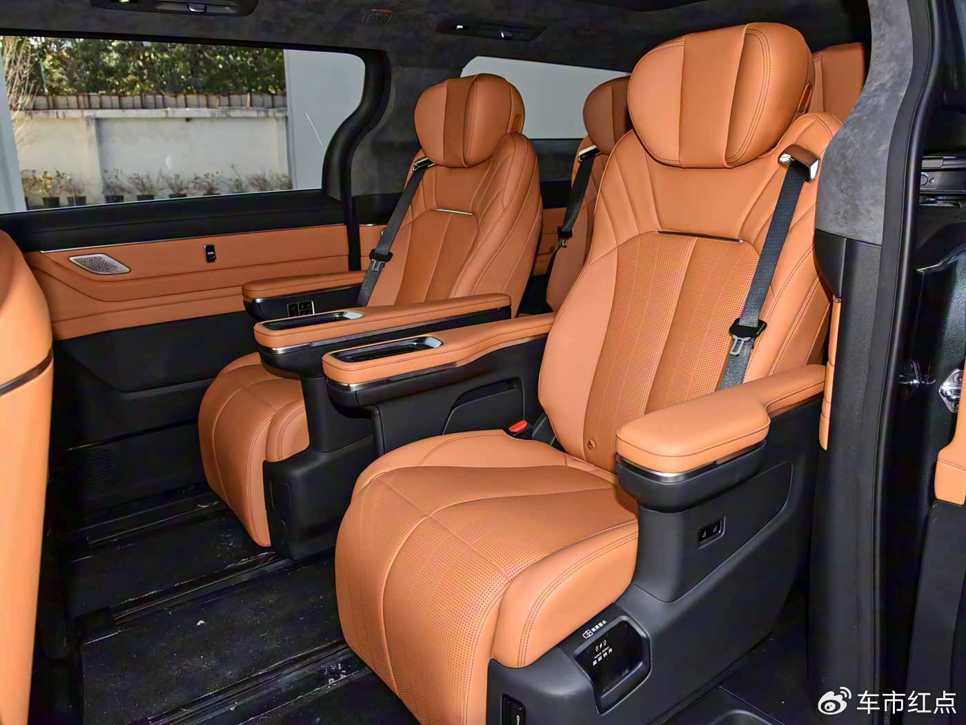 6/7/8座三種布局 實拍吉利銀河V900
