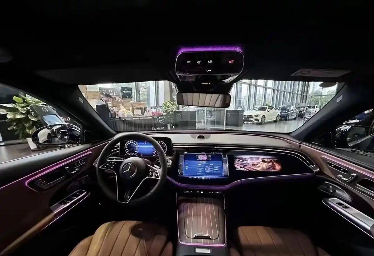 2026款奔馳E級亮相,258馬力+400牛米+智能領航Max,42.99萬閉眼沖